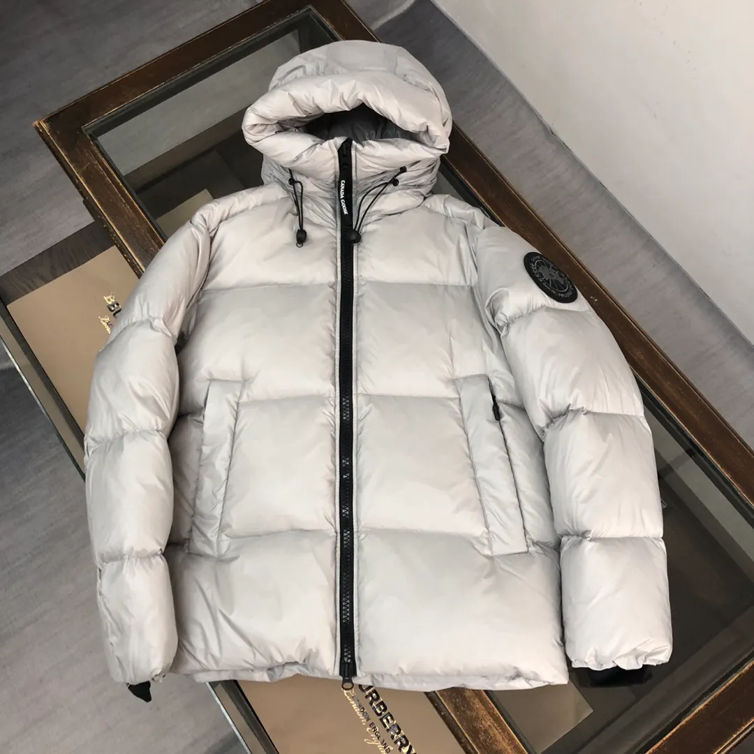 P880 Canada Goose/Canada Goose 2023 limited new Crofton bread down jacket for men and women] Exclusive design concept on the entire network: Canadian brand Canada Goose has always been recognized as the warmest down jacket, and various IS celebrities, Internet celebrities, and celebrities often wear it for street photos. I make Canada Goose every year, but I still can’t get rid of my love for the big geese. No matter how cold the days are, there is no need to be afraid, because there are big geese! Filled with 90% white duck down, Canada Goose is the legendary warmest down jacket and is known as a must-have for Arctic outdoor sports! The most popular down jacket in the world, celebrities are rushing to buy it, it is a must-have! Fabric + Features: ✅ Made of Japanese thermal fabric, with good thermal insulation performance, waterproof and windproof. Wear a hat when going out in the rainy season to keep warm and keep out the rain. ✅ It is filled with 90% international white duck down. The filling amount is much more than any other clothes on the market. Only in this way can it be full and the touch will be very soft. ✅ The original custom-made fabric is made of recycled Feather-Light tear-resistant fabric, which is ultra-light and has no weight-bearing feeling on the upper body and ensures the feel and bulkiness. The interior is made of nylon ylon double-layer sealing design, which will not cause any velvet leakage. The cold-proof effect is as high as level 4. ✅ The zipper is customized from Yoshida YKK factory, with clear engraving and perfect smooth texture. ✅Stand-collar hooded drawstring design achieves double warmth retention effect. ✅The inner ➕ has a waistband design and the waistband has logo embroidery to fit the body better and provide double windproof effect. ✅All accessories are 1:1 original factory. ✅ Imported Behringer embroidery machine to customize the 10,000-needle embroidery logo, 100% restored to the original product. ✅ Collar label, washed label, hang tag, zipper cord, pocket label, back label, collar velvet, Velcro fasteners, all details of the cuffs are authentic, and the hang tags and anti-counterfeiting labels are complete ✅ The cuffs are made of thickened seamless threads, which are warm and comfortable. Craftsmanship: Crofton loaf, the latest style in 2023, with cold protection effect up to level 4, made of recycled Feather-Light tear-resistant fabric, ultra-light, and no weight-bearing feeling on the upper body! The unique black label highlights your temperament‼ ️Color: black silver gray Size: S～XXL